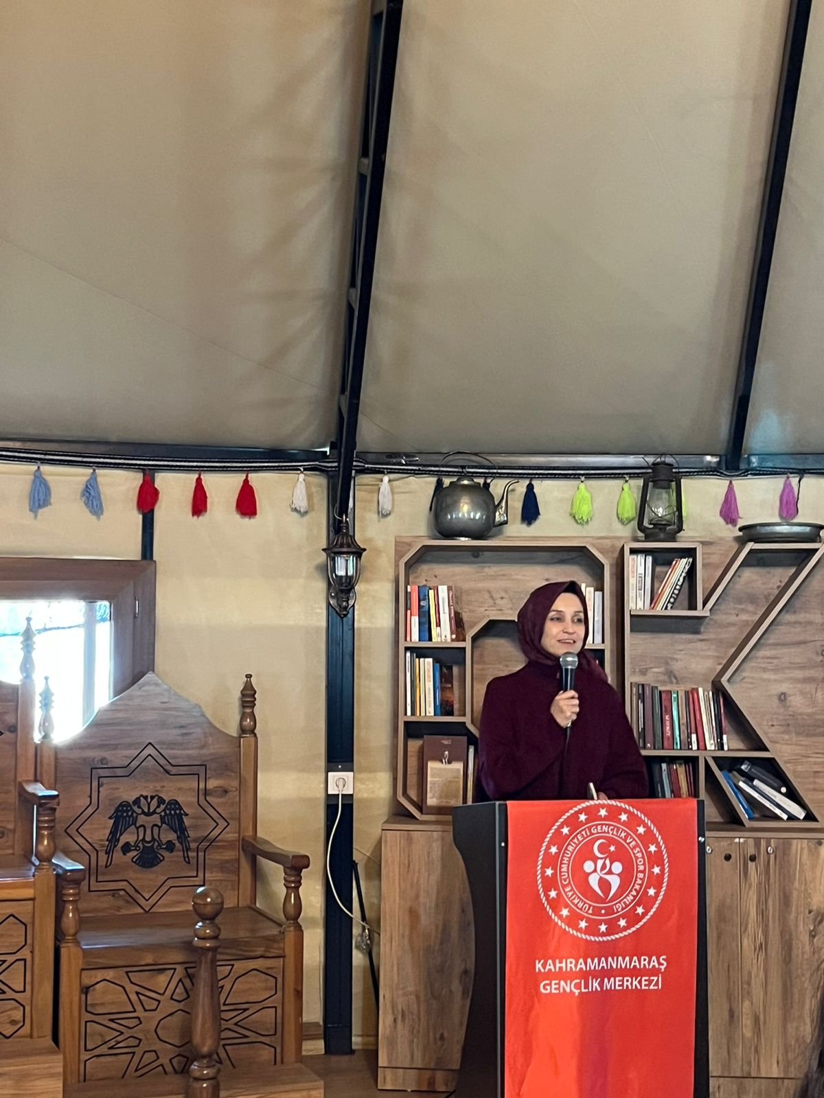 KSÜ TÖMER Öğrencileri, “Türkçemizin Gür Sesi Erdem Bayazıt” konulu şiir dinletisine konuk oldu. 